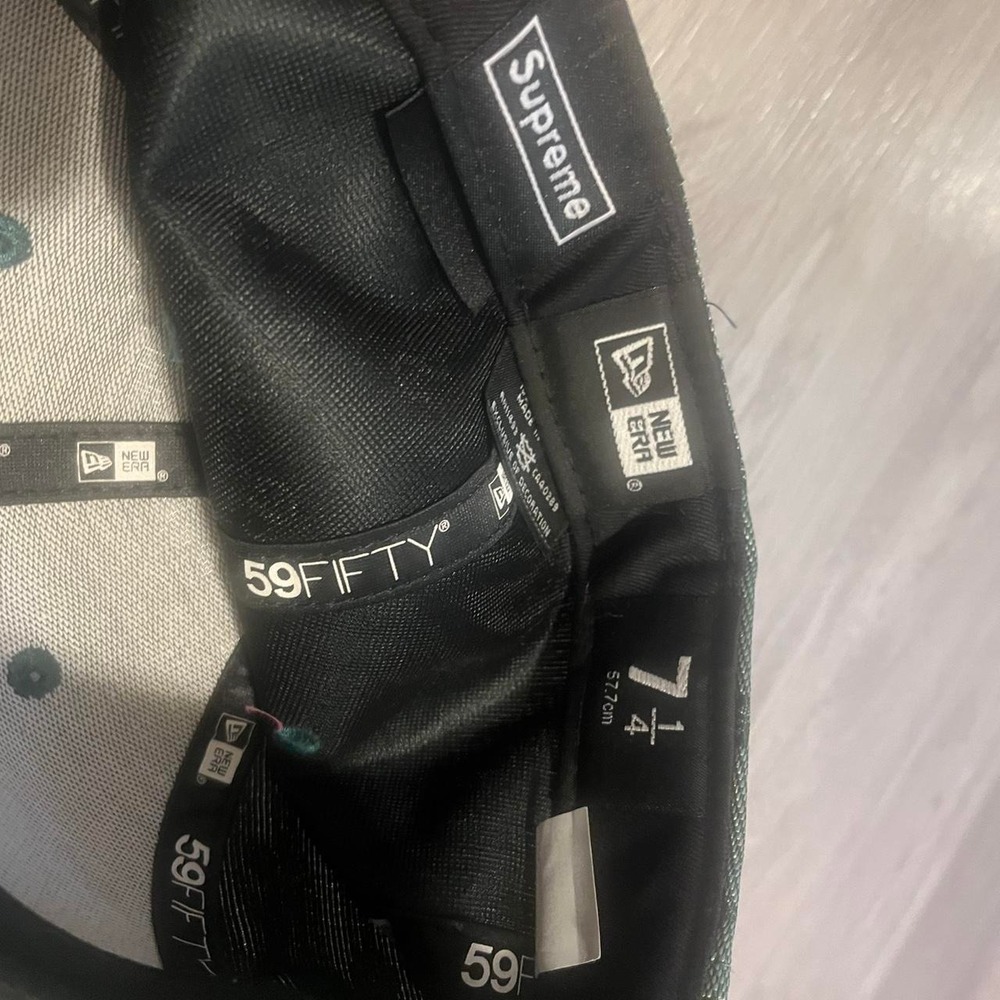 Supreme Monogram Box Logo New Era cap from SS18 features an all-over dollar sign - Picture 4 of 5